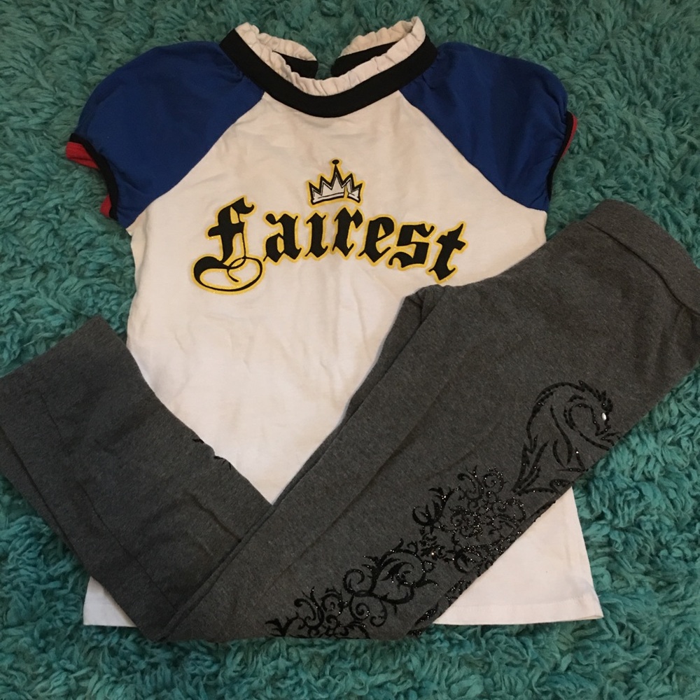 9/10 Disney Descendants outfit